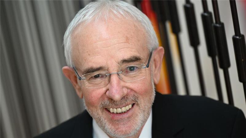Bahn ändert Regeln zum Kauf von Sparpreistickets Hessens oberster Datenschützer, Prof. Roßnagel, verbucht Erfolg im Konflikt um Sparpreistickets der Bahn (Archivbild).