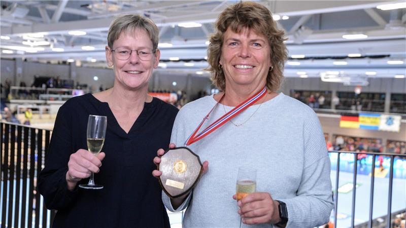 Heute: Heike Axmann und Andrea Bölk sind dem BSV treu geblieben und Stammgäste in der Halle Nord.