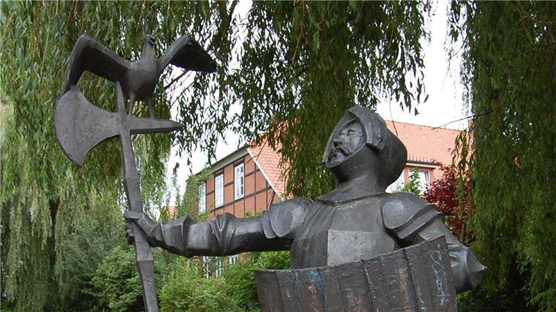 Heute bewacht Heinrich von Borch (1290 - 1347), als Isern Hinnerk bekannt, den Burgmannshof.