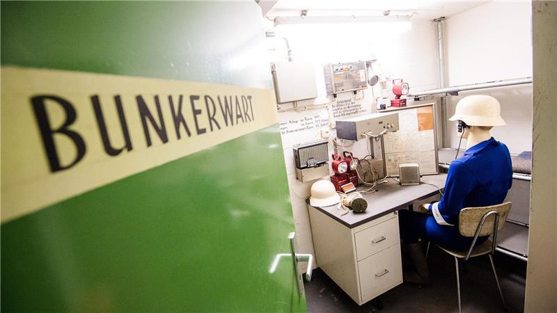Hamburgs geheime Bunkerwelt – Tour durch düstere Unterwelten Heute eine Puppe, zu Zeiten des Kalten Krieges aber hätte am Schreibtisch im «Tiefbunker Steintorwall» ein Bunkerwart gesessen.