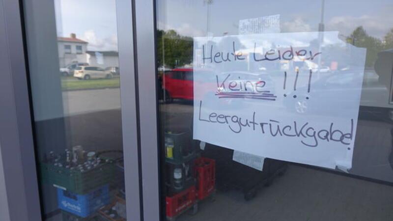 "Heute leider keine Leergutrückgabe!", ist auf einem Zettel zu lesen, der an die Scheibe der Eingangstür zum Rückgabe-Raum geklebt ist. Die Automatik-Tür öffnet am Freitagmittag nicht.