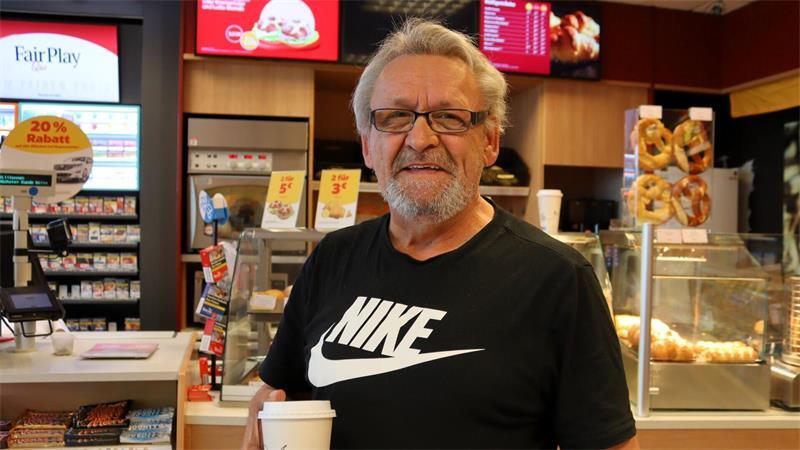 Heute nur Kaffee statt Kraftstoff: Pendler Andreas Heidrich (64) kritisiert die steigenden Spritpreise.