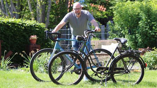 Heute steht Hendrik Sievers ganz entspannt in seinem Garten in Himmelpforten. Insgesamt 70 Kilo leichter.