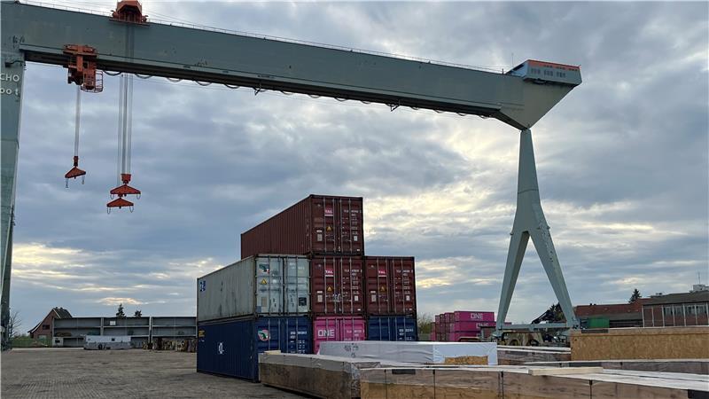 Heute werden Container und Schwergut auf der Pella Sietas-Werft umgeschlagen und Industrieanlagen montiert.