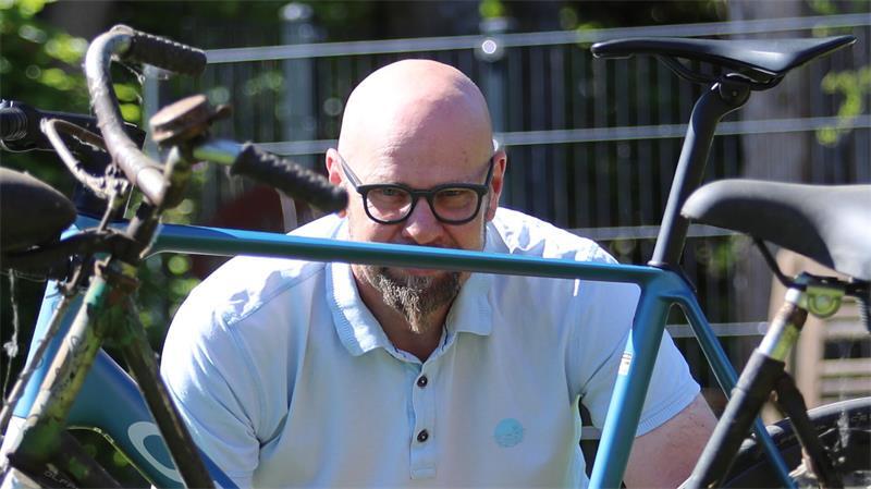 Heute wiegt Hendrik Sievers etwas mehr als 90 Kilo. Seine adipöse Zeit hat Spuren hinterlassen.