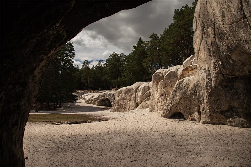 „Wolfsmensch“ im Harz gesichtet Hier an den Sandsteinhöhlen in der Nähe von Burg Regenstein wurde der „Wolfsmensch“ gesichtet. Symbolfoto: Pixabay