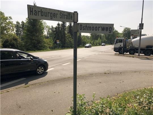 Hier an der Harburger Straße soll ein Kreisel den Verkehrsfluss deutlich verbessern. Die Bauzeit beträgt fünf Monate. Foto: Wisser
