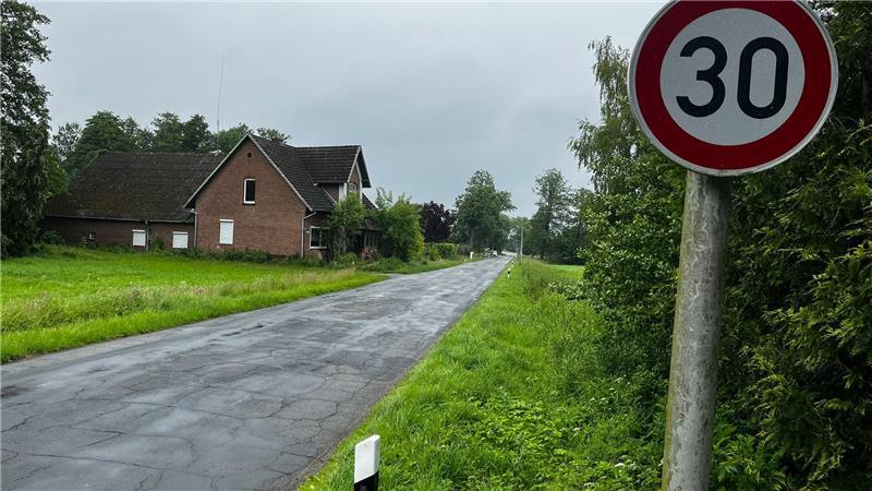 Trotz A26-Planungschaos: An der Rübker Straße wird ein Fußweg gebaut Hier an der Rübker Straße soll in den kommenden Wochen ein kleiner Schotterweg für Fußgänger und Radfahrer mehr Sicherheit bringen.