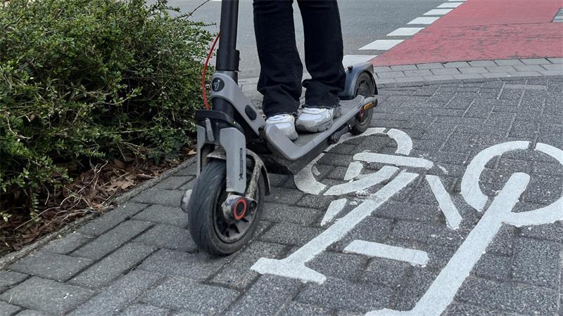 Hier auf dem Bürgersteig dürfen Radfahrer und E-Scooter ab dem 22. August in der Bahnhofstraße nicht mehr fahren.