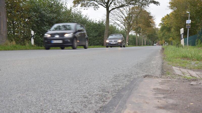 Was die Gemeinde Nottensdorf gegen Raser auf der L130 tun will Hier auf der L130 in Nottensdorf, auf Höhe des Waldorfkindergartens, soll ein Fahrbahnteiler gebaut werden.