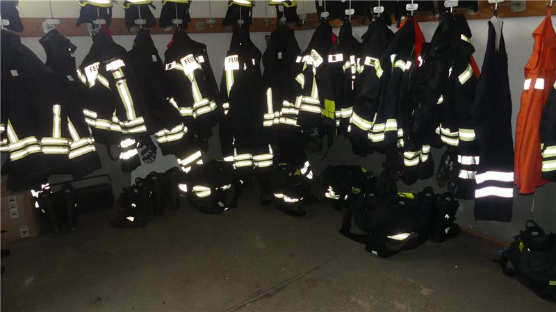 Warum die Mini-Feuerwehr in Drochtersermoor wichtig und teuer ist Hier, auf dieser kleinen Fläche direkt hinter dem Einsatzfahrzeug, müssen die Feuerwehrleute von Drochtersermoor in ihre Einsatzkleidung schlüpfen. Das entspricht längst nicht mehr den Sicherheitsstandards für die Freiwilligen.