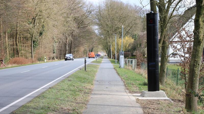 Hier blitzt es jetzt: die neue Messsäule an der B71.