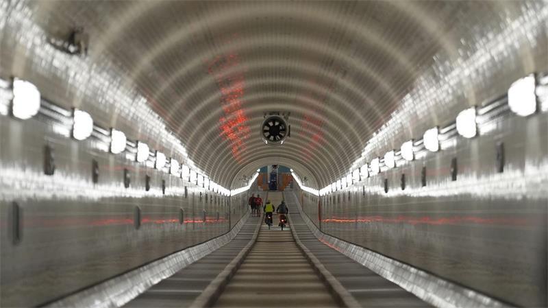 Ratten, Fische, Robben - Vom Fliesenkünstler des Hamburger Elbtunnels Hier darf geradelt werden. Die zweite Röhre ist meist nur für Fußgänger.