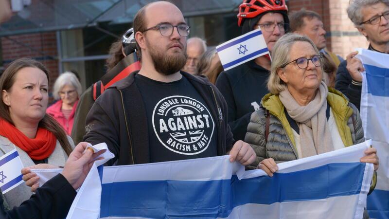 Hier demonstriert Gerrit Steffens auf einer Pro-Israel-Demonstration gemeinsam mit der CDU-Fraktionsvorsitzenden Arnhild Biesenbach. Links die SPD-Landtagsabgeordnete Corinna Lange.