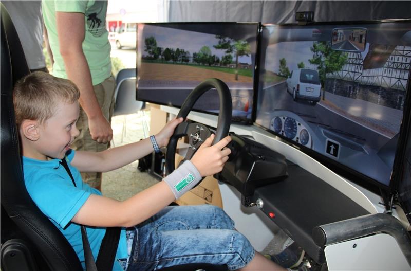 Hier dürfen schon Kinder ans Steuer : Mike Schoof (7) aus Apensen kurvt im 3D-Fahrsimulator der Fahrschule Markus Meyer durch Stadt und Land. Mit dem Blinken und Spurhalten hapert es noch ein wenig.