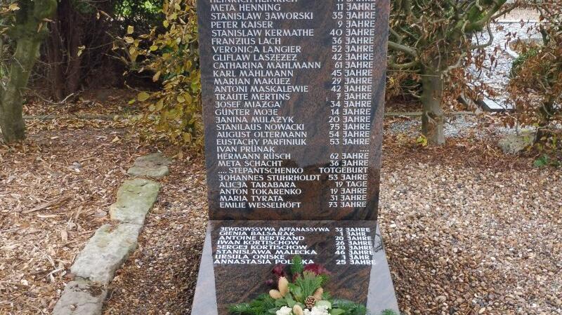 Hier ein Bild der tafelartigen Jorker Gedenk-Stele mit glatter Oberfläche. So ähnlich könnte dann auch das künftige zentrale Drochterser Mahnmal für die NS-Opfer in der Gemeinde aussehen.