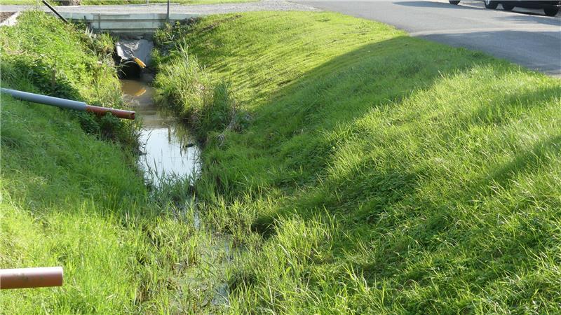 Wasser fließt anders als geplant – Hausbau vertagt Hier ein Grabenabschnitt in dem Bereich des Alten Wegs in Dornbusch, an dem bereits neue Einfamilienhäuser im ehemaligen Außenbereich entstanden sind.