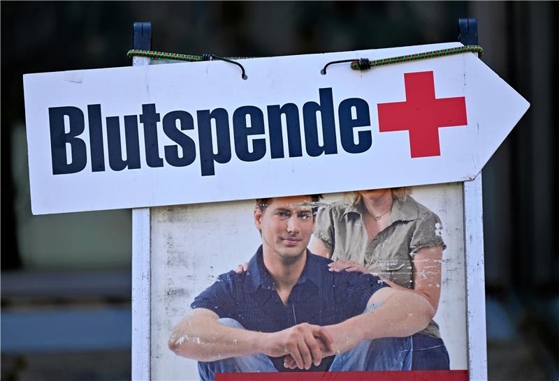 Blutspendeaktion im Hotel „Am Stadtpark“ Hier entlang: Werbung für einen Blutspende-Termin. Foto: dpa