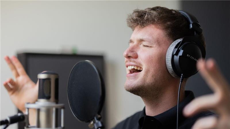 Hier entstehen die Hits: Julian Sommer in seiner Tonkabine.