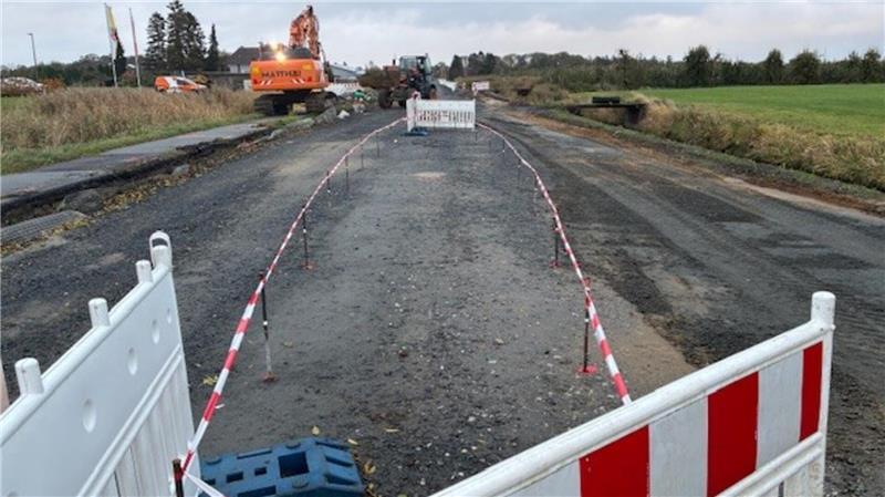 Bauarbeiten in Drochtersen: Anfang November wird die K27 asphaltiert Hier entsteht auf der Drochterser Ortsdurchfahrt ein Fahrbahnteiler.