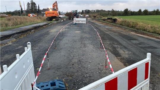 Bauarbeiten in Drochtersen: Anfang November wird die K27 asphaltiert Hier entsteht auf der Drochterser Ortsdurchfahrt ein Fahrbahnteiler.
