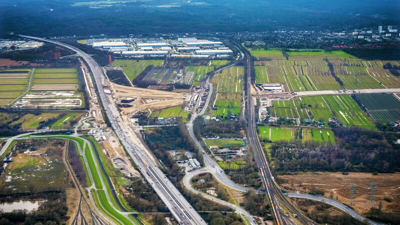 Hier entsteht das Autobahnkreuz Süderelbe: Rechts von der Autobahn 7 sind auch die Gleise der Hafenbahn zu erkennen.
