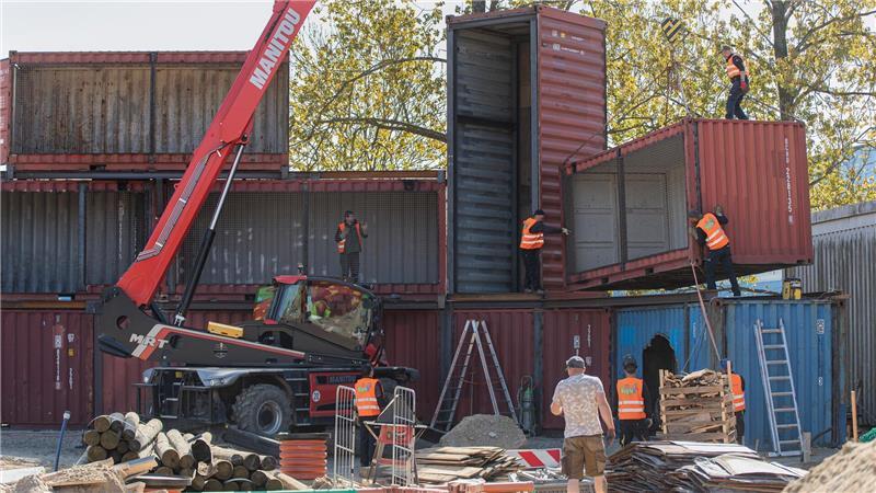 Hier entsteht ein Container-Spielplatz.