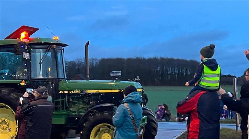 Letzte Lichterfahrt der Funken Crew: Ein Treckerfahrer berichtet "Hier fährt Kenneth Gehlken mit der Tour ab Apensen", schreibt uns TAGEBLATT-Leser Alexander Steffen.