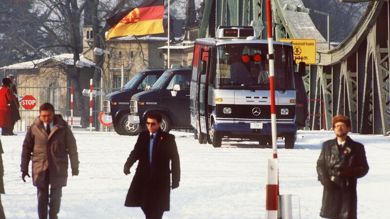 Vom Kalten Krieg bis heute: Wenn Gefangene getauscht werden Hier fanden spektakuläre Gefangenenaustausche zwischen Ost und West statt: Die Glienicker Brücke (hier ein Archvilbild von 1986) verbindet West-Berlin mit dem damaligen DDR-Bezirk Potsdam.