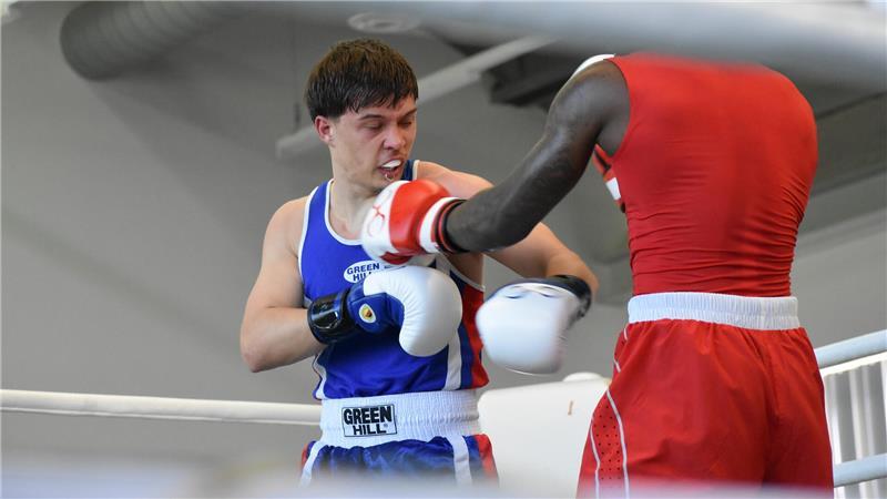 Frust im Ring, Freude im Team: Was Stefan Garder beim BSV erlebt Yeboah Isaac trifft im Boxkampf Stefan Garder mit der linken Faust an der Wange.