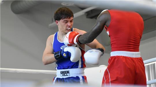 Yeboah Isaac trifft im Boxkampf Stefan Garder mit der linken Faust an der Wange.