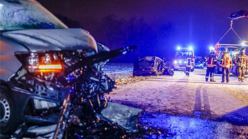 Hier gab es eine Massenkarambolage auf schneebedeckter Straße bei Heilsbronn im Landkreis Ansbach.
