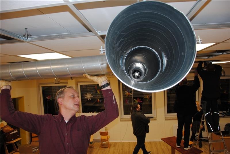 Luftfilter Marke Eigenbau an Stader Schule: Versicherung hat Bedenken, Ergebnisse schlecht Hier geht die verbrauchte Luft ins Freie: Claus Listmann montiert Wickelfalzrohre. Fotos: Stief