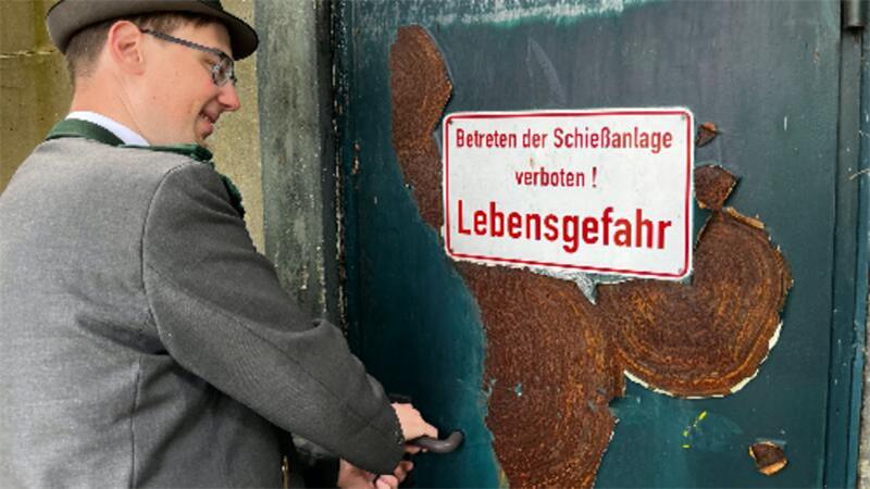 Hier geht es hinunter in den Bunker – Arne Drusenka öffnet die Tür.