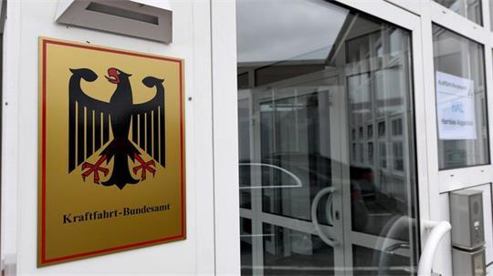 Hier geht es in die Behörde, die viel Wissen rund um Kraftfahrzeuge und ihre Halter und Fahrer sammelt.