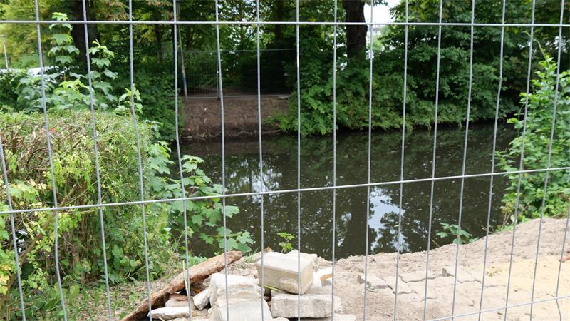 Hier geht es nicht über die Este. Seit Juni ist das im Volksmund Gildebrücke genannte Bauwerk abgebaut.