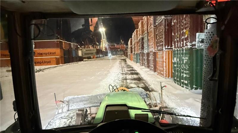 Hier ging beim Transport der Container nichts mehr: Gut 40 Landwirte aus dem Landkreis Stade haben zuletzt im Hamburger Hafen Schnee geräumt.