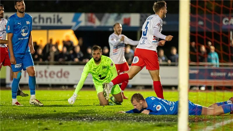 Hier hat Jannes Wulff nach seinem 1:1 zum 2:1 nachgelegt, nachdem Justin Plautz (hinten) ganz stark vorbereitete.