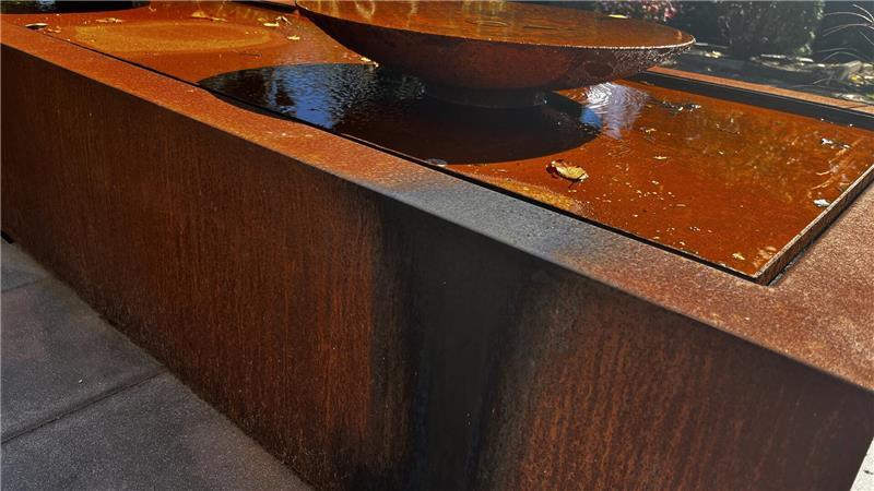 Nach Vandalismus in Stade: Sieben Gebote der Pietät auf dem Friedhof Hier hat jemand ein Feuer gemacht - die schwarzen Spuren an den Wasserschalen aus Edelrost künden davon.