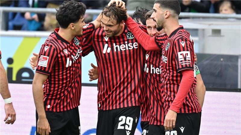 Hier hatte Hannover 96 noch Hoffnung: Kolja Oudenne (2.v.l) nach seinem Treffer zum 2:1 für 96. 