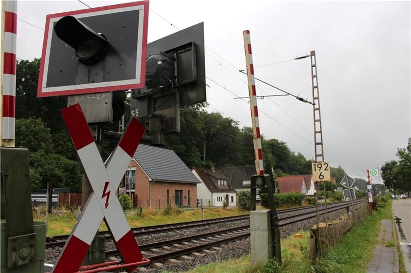 Hier in Heitmannshausen will die Deutsche Bahn eine Lärmschutzwand entlang der Gleise bauen. Es gab aber so viele kritische Stimmen, dass der Start des Projekts nun erst einmal verschoben wird. Foto: Frank
