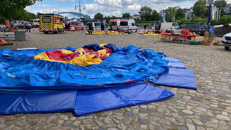 Hüpfburg mit Kindern in die Elbe geweht - Neun Menschen verletzt Hier in Magdeburg war eine Hüpfburg in die Elbe geweht worden.