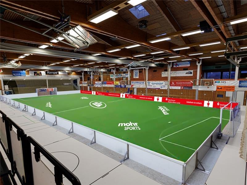 Hier in der Fredenbecker Geestlandhalle wird drei Tage lang guter Hallenfußball geboten - und dies unter besten Bedingungen: Der VfL Güldenstern Stade wird auf den 20 mal 40 Meter großen Feld einen Kunstrasen auslegen und eine Rundum-Bande 