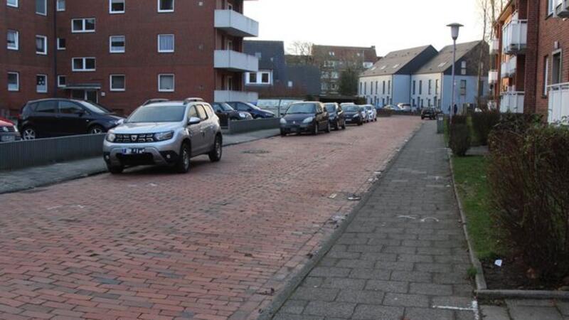 Cuxhavener an Heiligabend erstochen: Gewaltsamer Tod bewegt die Menschen Hier, in der Straße Hörn, quasi vor seiner Haustür, wurde der 56-Jährige erstochen aufgefunden. Foto: Reese-Winne