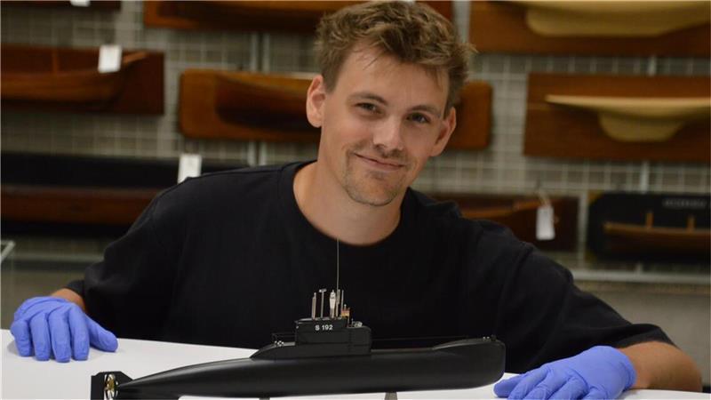 Hier ist Nils Theinert mit einem Modell der früheren U-Boot-Klasse 206 der deutschen Marine zu sehen.