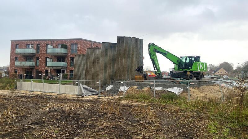 Endlich: An der Giselbertstraße wird die Lärmschutzwand gebaut Hier ist das erste Stück der neuen Lärmschutzanlage für das Neubaugebiet Giselbertstraße zu sehen.