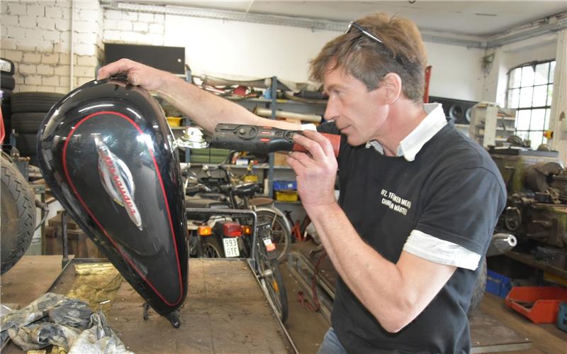 Hier ist der Kfz-Meister in seinem Element: Christian Märtens bringt Oldtimer wieder zum Laufen. Foto Felsch