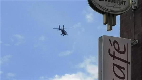 Hier ist der Polizeihubschrauber über dem Stadtcafé in der Nordenhamer Fußgängerzone zu sehen.