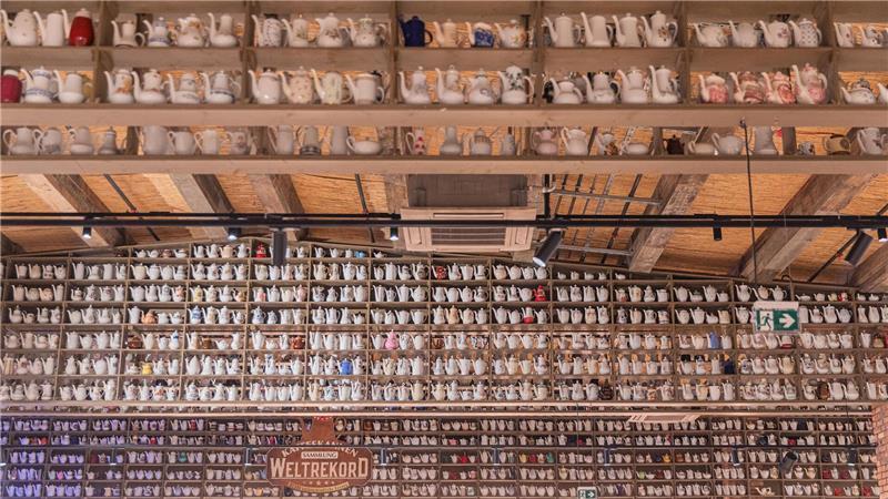 Hier ist ein großer Teil der weltweit größten Kaffeekannen-Sammlung zu bestaunen. Vielleicht sind hier auch Kannen einer Bremerhavenerin dabei?