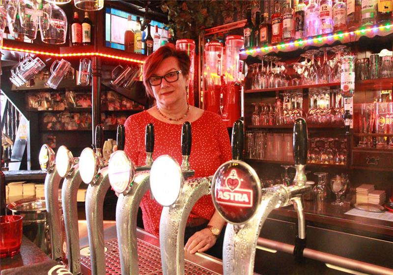 Hier ist nicht der Name Programm, sondern die Persönlichkeit: Wirtin Marina Gehrmann, geborene Bierbaum, prägt die besondere Atmosphäre der Kneipe am Buxtehuder Fleth, die ihren Mädchennamen trägt.